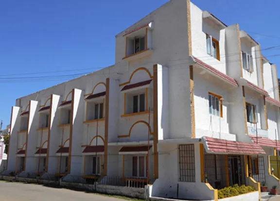 Do visitors prefer hotels to stay in Kodaikanal?